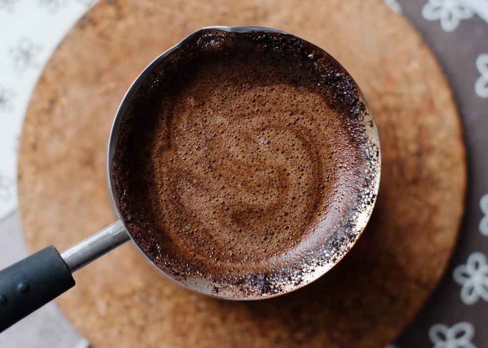 Кофе по-восточному — это напиток, приготовленный с помощью турки (джезвы)