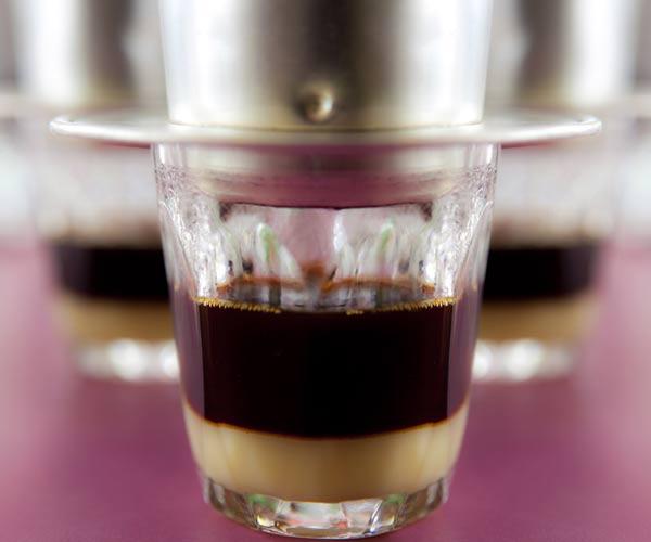 Как заваривать кофе по-вьетнамски со сгущенкой видео Фото